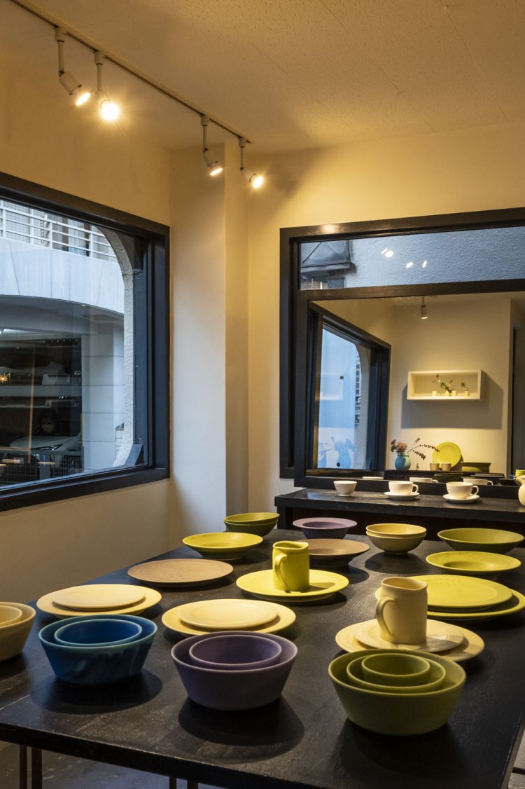 頻繁に展示会が開かれる1階ギャラリースペースは、大きな窓から外光が差し込み明るい。