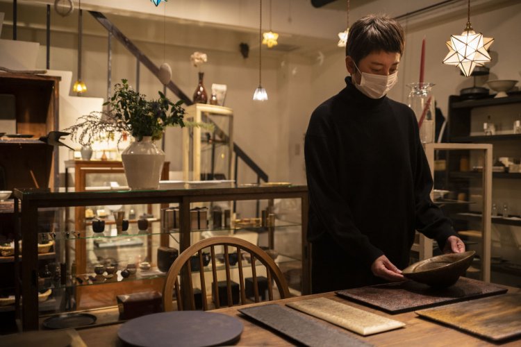 地下の常設ショップ。50名の作家の品々がセンス良く並べられている。