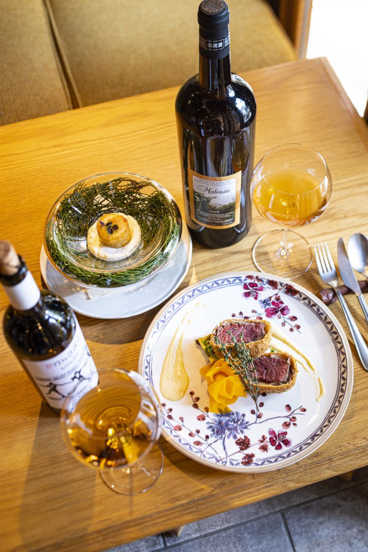 モンタージオチーズのカヌレ仕立て880円と牛フィレ肉のカツレツ1540円。イタリア産ワイン1100円（奥）と東欧・ジョージア産ワイン770円。