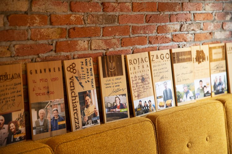 及川さんが訪れたワイナリーの写真が並ぶ。