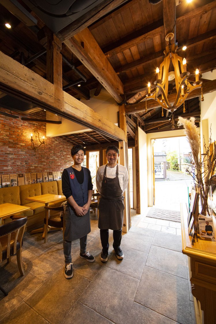 及川さん（左）と浅野拓也シェフ。