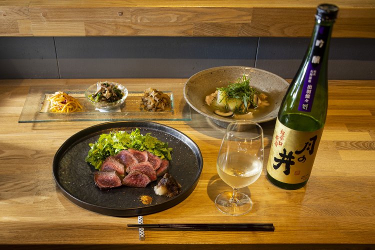 おまかせ前菜三種の盛り合わせ980円、冬瓜と椎茸と豚バラのスープ780円、鹿肉のロースト1580円、茨城の月の井600円～。