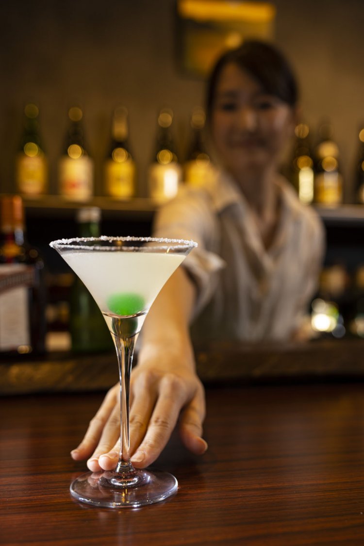 果穂さんが作る日本酒カクテルもある。芳醇な風味の純米酒をベースに、ライムなどを加えた雪国1430円。