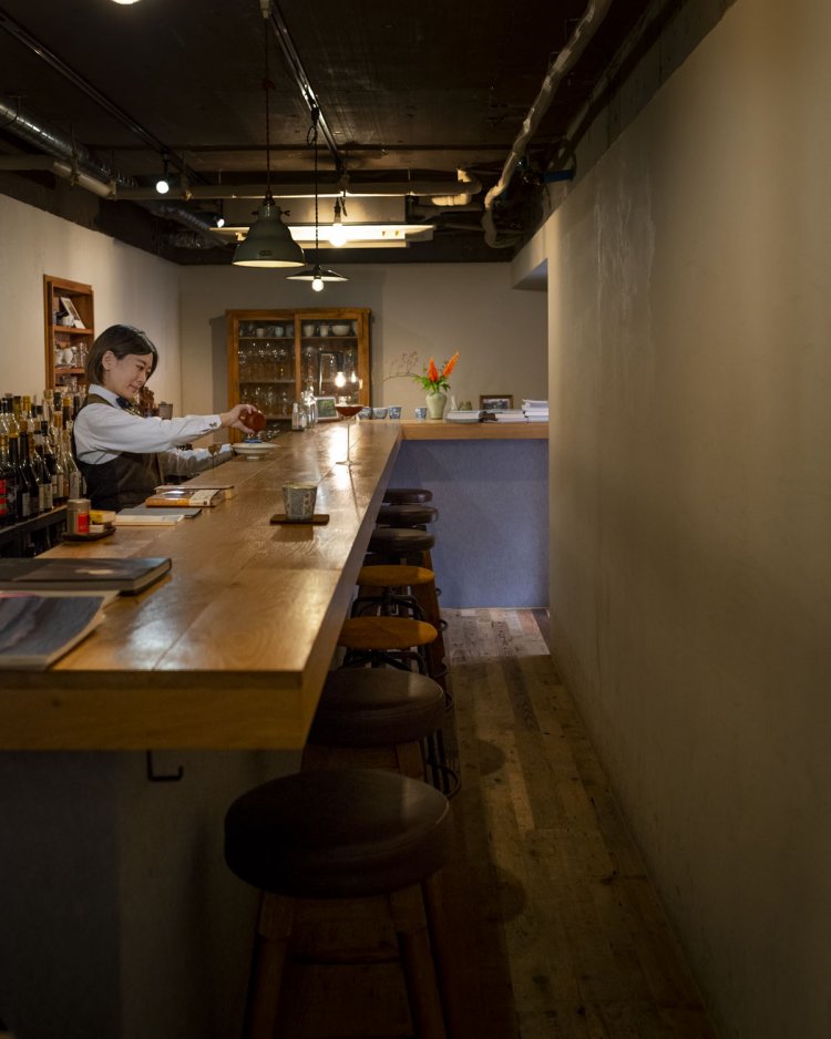 カウンター8席。 調度や器も素敵。全員女性客という日も少なくない。