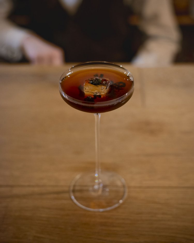 凍頂烏龍茶ジンとスロージンのカクテル1400円。