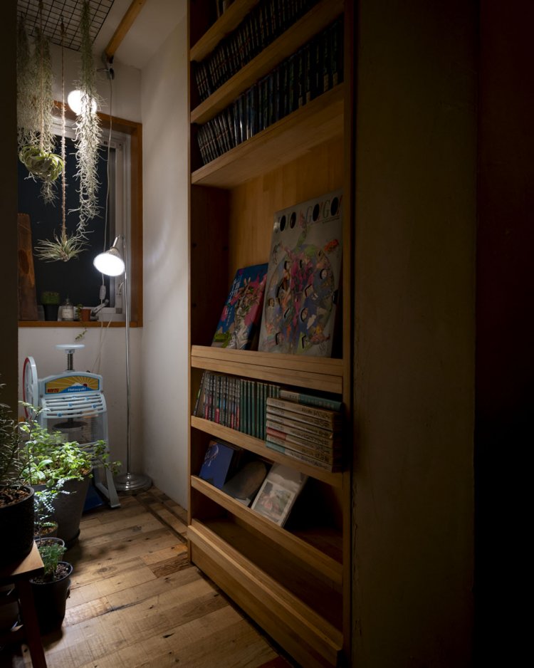 『ジョジョの奇妙な冒険』や萩尾望都の漫画が並ぶ右側の本棚を開けると、その先に化粧室が。