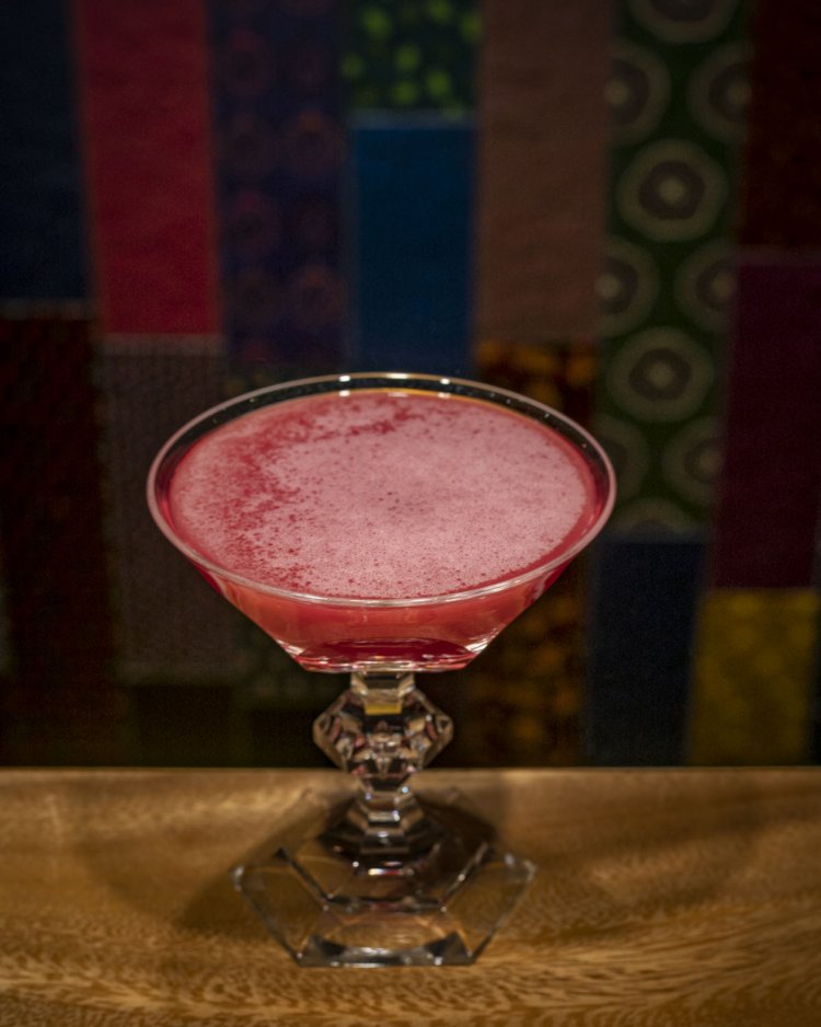 ザクロ果汁とリンゴのパーリンカを合わせた一杯1980円。