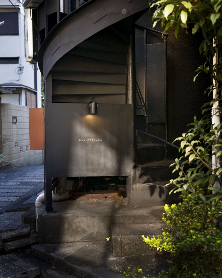 シックな看板と螺旋（らせん）階段が目印。