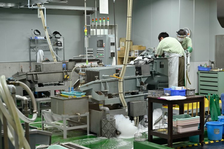 バレル研磨の工程。