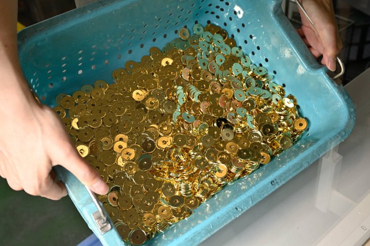 研磨後の5円プルーフ貨幣の円形（貨幣の形に打ち抜かれた金属）。