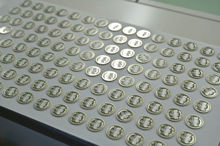 この工場で製造した新500円貨幣。