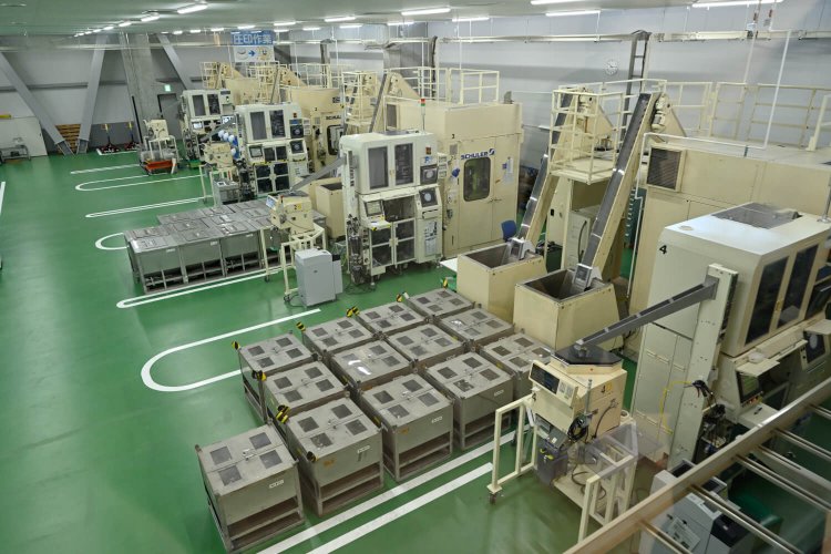 通常貨幣の製造工程も一部見られる。