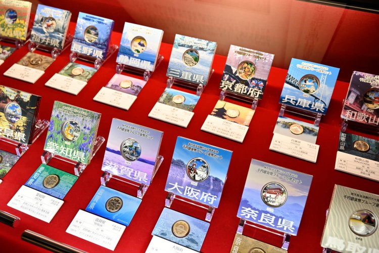 地方自治法施行60周年記念貨幣の千円銀貨幣。埼玉県は渋沢栄一がモチーフ。