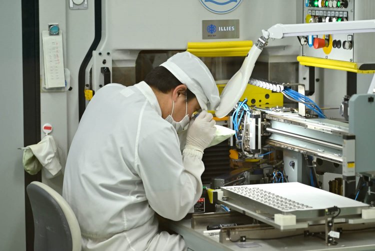 プルーフ貨幣では特製の金型で圧印を2回以上行い、1枚ずつ目視検査。