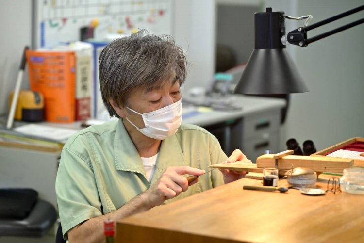 “勲章製造の達人！”　厚労相から「現代の名工」として表彰された、勲章を手掛ける職員。