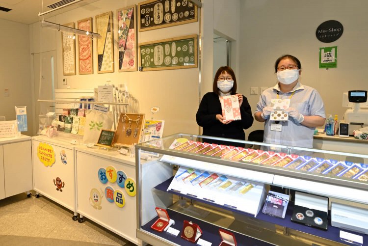 「色々な貨幣セットを販売しています！」博物館内のショップでは工場製造のプルーフ貨幣セットや見学記念メダルのほか、手ぬぐいやせんべいなどのおみやげも販売。