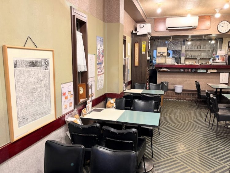 店内は2色使いのテーブルがアクセントになっている。