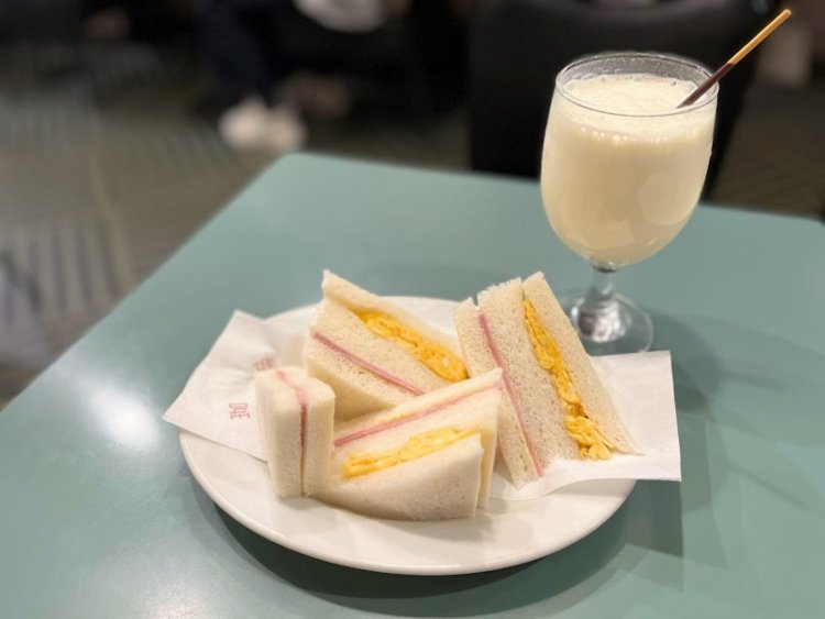 ミックスサンド600円は玉子焼きが温かいうちに届く。ゴクゴクと飲めるバナナジュース500円はさっぱりとした味わい。