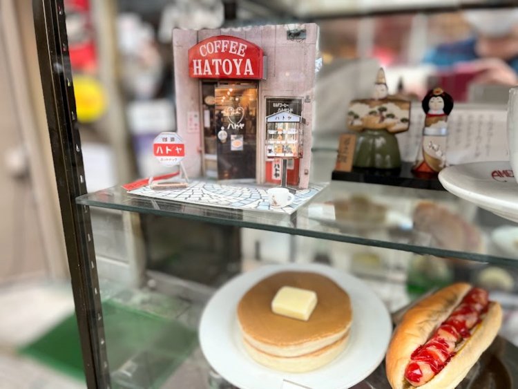 よく見ると、ショーケースの中にはミニチュアの『珈琲 ハトヤ』が。