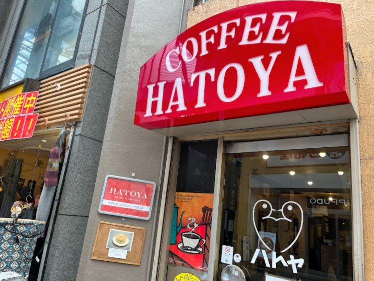 ビルとビルの間に挟まれたこぢんまりとした店構え。
