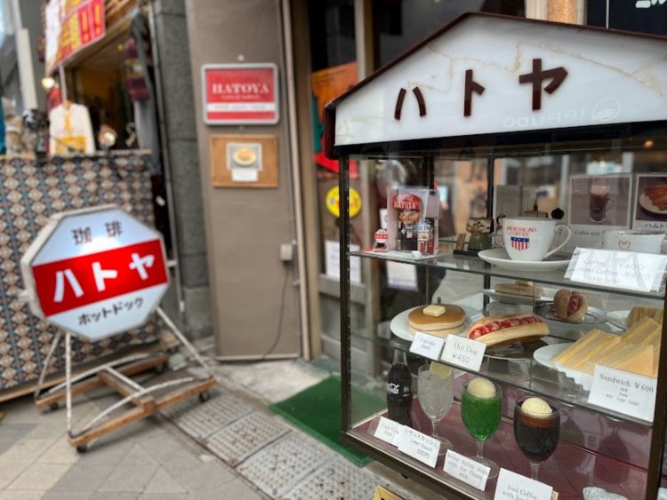 外にあるショーケースには懐かしい雰囲気が漂う。