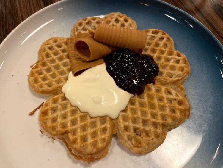 ブラウンチーズ・サワークリーム・自家製ベリージャムのワッフル。この組み合わせ、はまります。