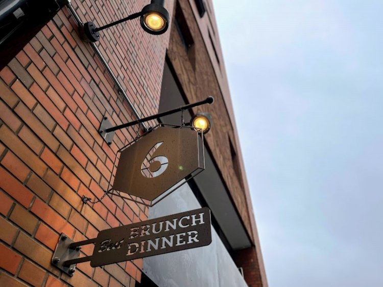 店の外にかかる看板も洒落ている。