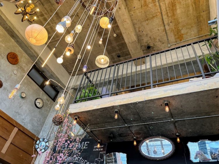 天井からぶら下がるライトも素敵なアクセントになっている。