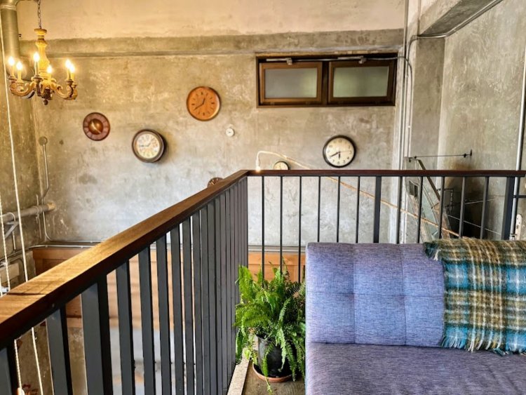 2階にはゆったりとしたソファ席もある。