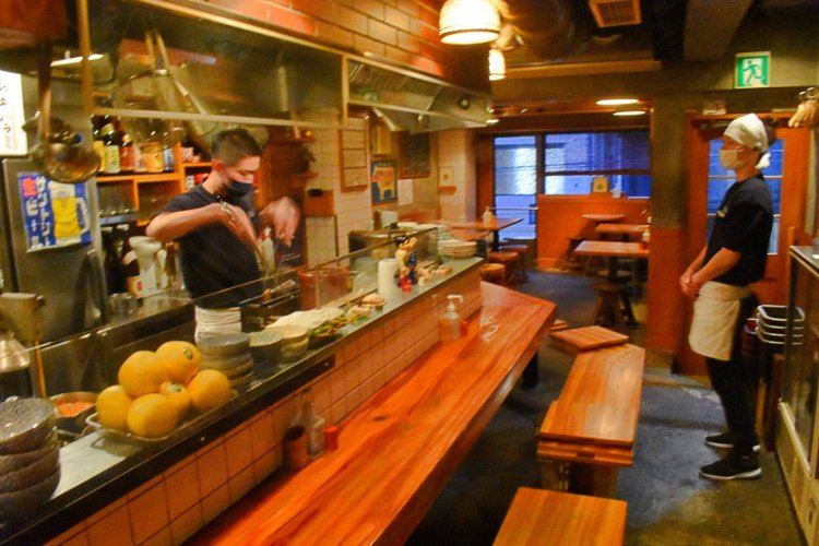 店内には、カウンター12席とテーブル15席のほどよい広さ。