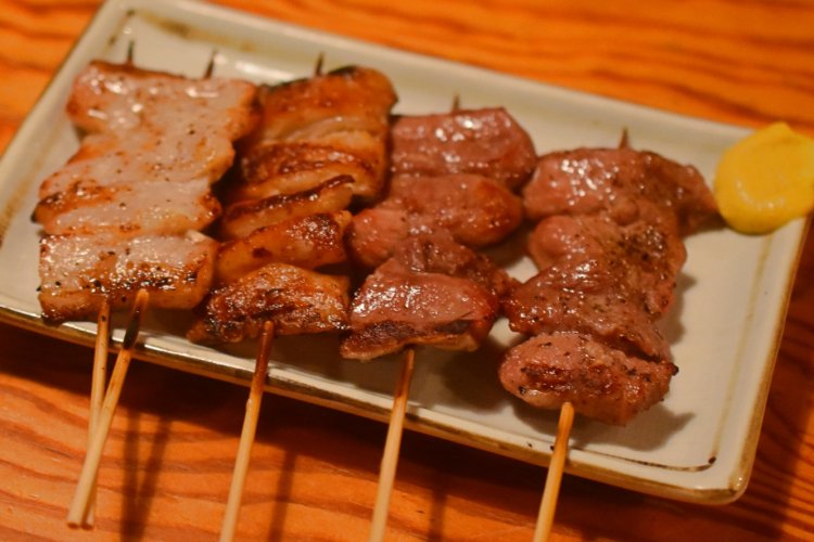 焼きもの盛り合わせ5本1280円〜。素材の味がよく分かる、塩でいただく。