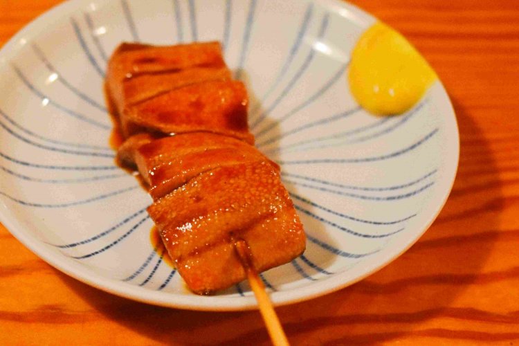 タレで焼き上げたレバーは別皿で。専門店というだけあり、心遣いが嬉しい。