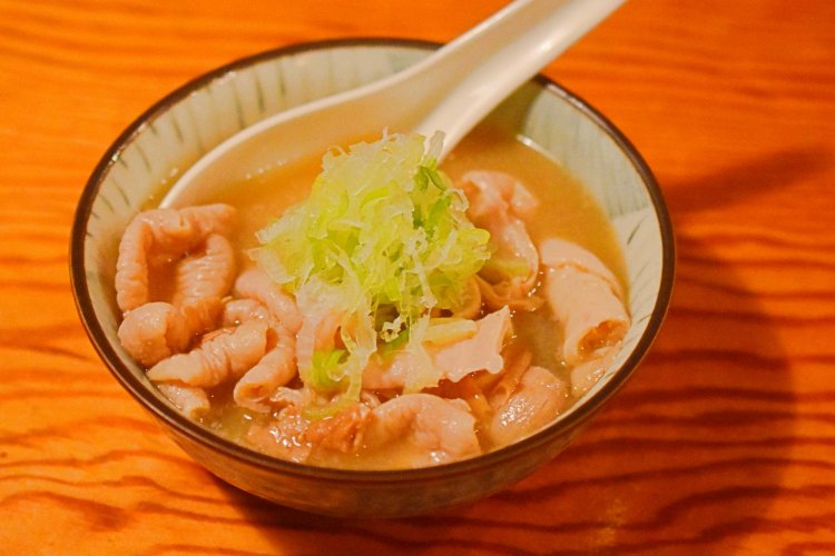 もつ煮込み580円。もつ焼きとは違った食感が味わえる。