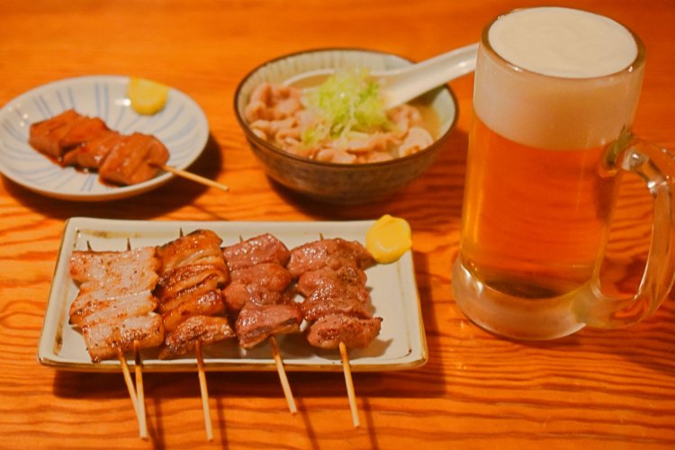 天然水モルツ生630円を合わせて。この組み合わせを食べて、サッと帰って行くお客さんも。