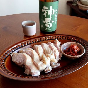 汁ごとつまみになるしっとり茹で鶏の梅醬に「神雷 純米三温至福」 〜宇宙的スケールの日本酒は複雑でごにょごにょした味が魅力です〜