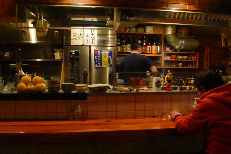 早い時間からでも、オープンするとカウンターに1人客が座り出し、そのうち満員に。