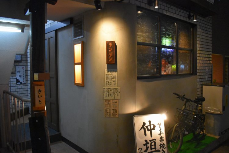 1階のビル入り口には、『ランダン』の表札がある。