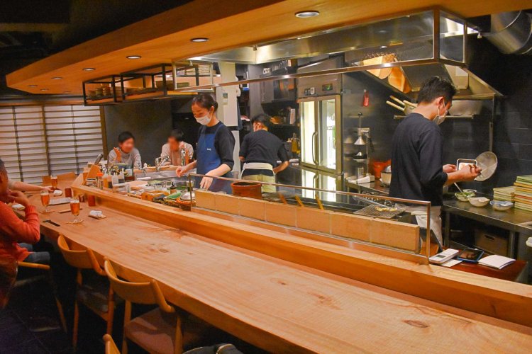 立派な楠の一枚板が使われている、カウンター。