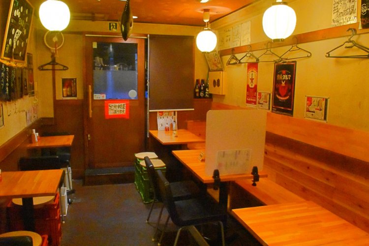 ビールケースで作られたイスもあり、気取らず飲めそうな雰囲気だ。