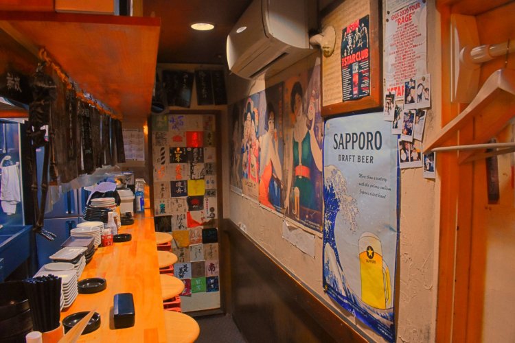 常連さん御用達という、カウンター席。1人客でも居心地が良さそうだ。