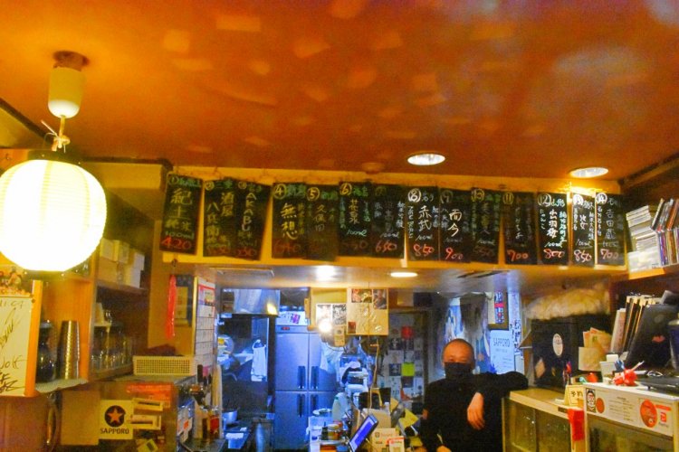 上に掲げられているのが、その日揃っている日本酒16種のラインナップ。