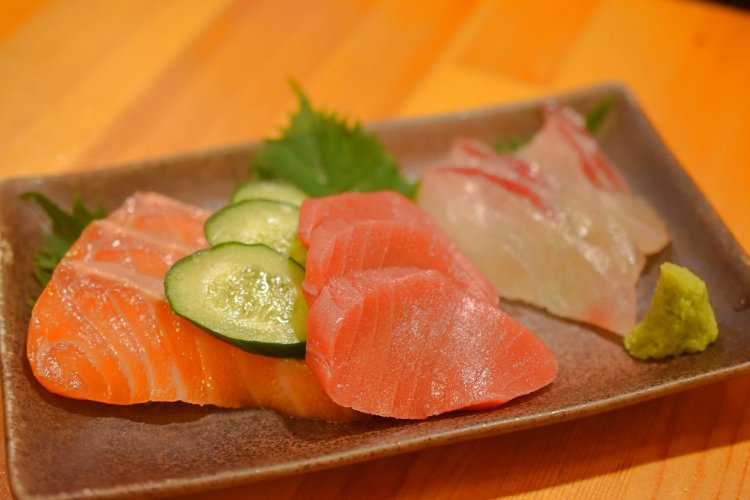 本日のお刺身3種盛り680円。魚は日によって変わるという。この日は、サーモン・マグロ・クロダイの3種。