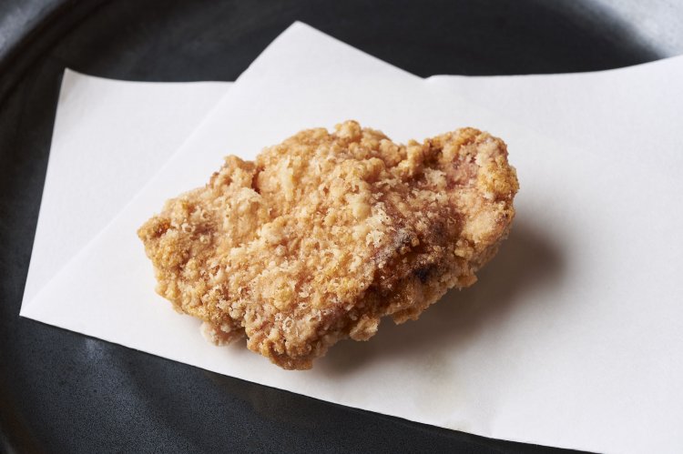 2晩タレに漬け込まれた肉を揚げた、大山鶏の唐揚げ1個200円。