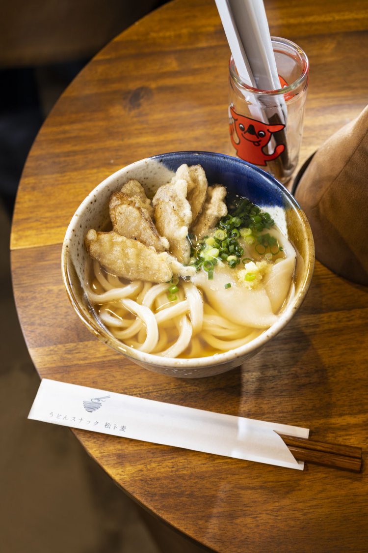 出汁はいりこやウルメイワシに加え、ドライトマトで旨味を追加。つゆの基本は目黒の『すずらん』に師事。しっかりと茹できり、でんぷんでコーティングされた麺の“とろみ”が心地よい。ごぼ天は＋200円。