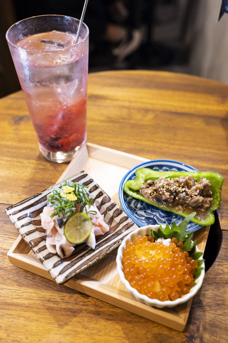 スナックだけあり、肴も充実。〆サバガリなどおまかせ3種1000円。淳子サワー600円。