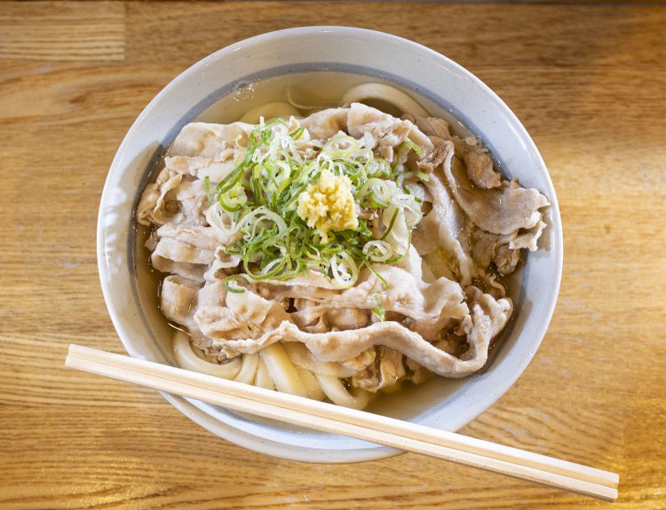 養豚場を巡ってたどり着いた林SPFポークを豪快に使った肉かけ。これでエネルギー充塡（てん）間違いなし！