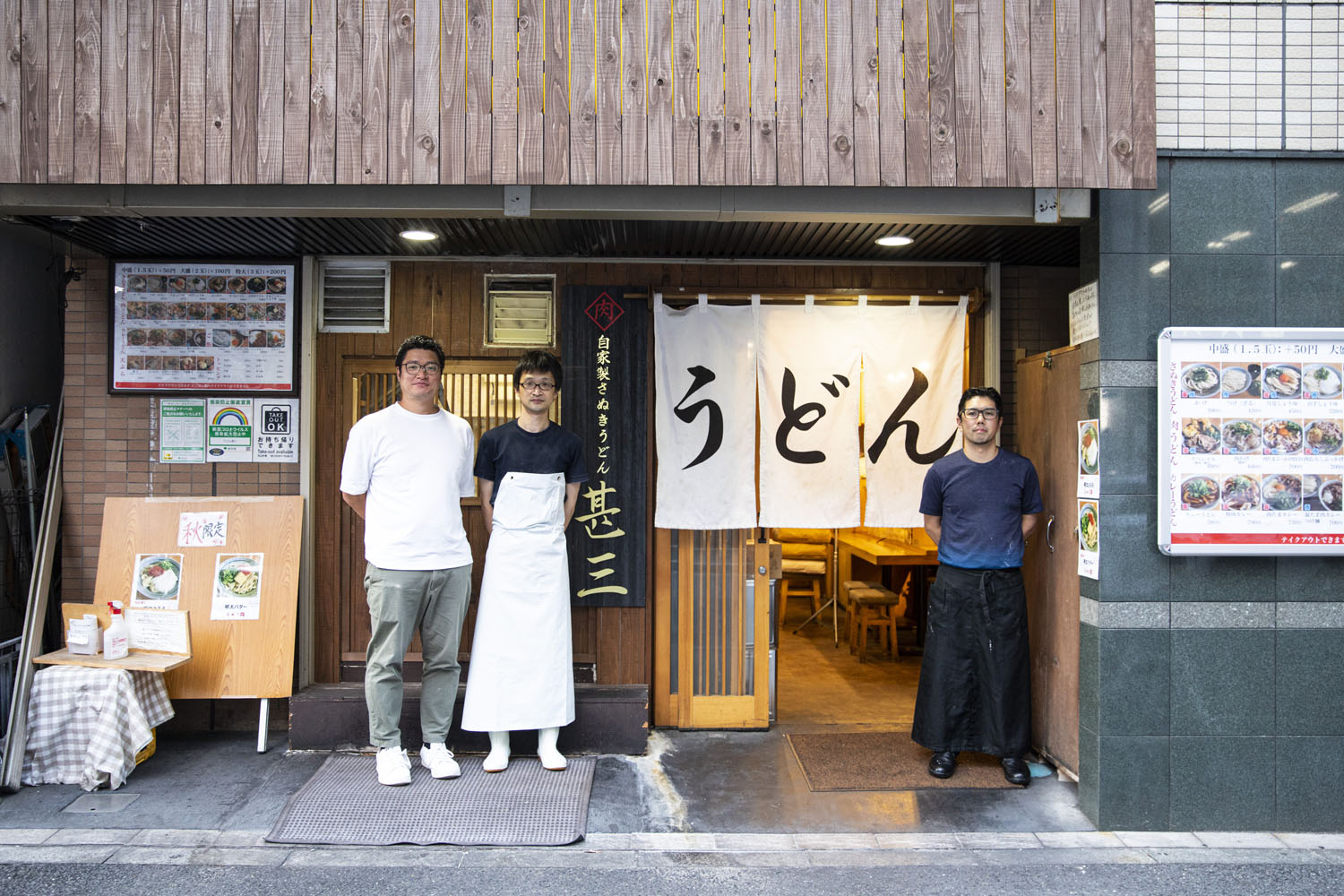シンプルな店構えに岡本さん（左）の情熱が充満。味と量と値段が、うどん好きの胃袋を摑（つか）んで離さない。