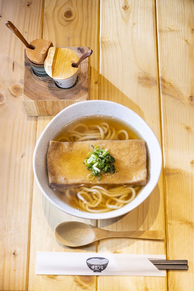 魚介の風味濃厚なつゆとよく絡むよう、麺はあえて細めに。麺肌はつるりとしていて喉越しもいい。