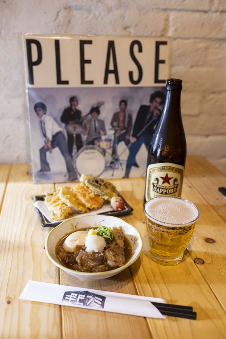 牛すじ煮込み650円、野菜天400円など夜は酒肴も充実。赤星650円。