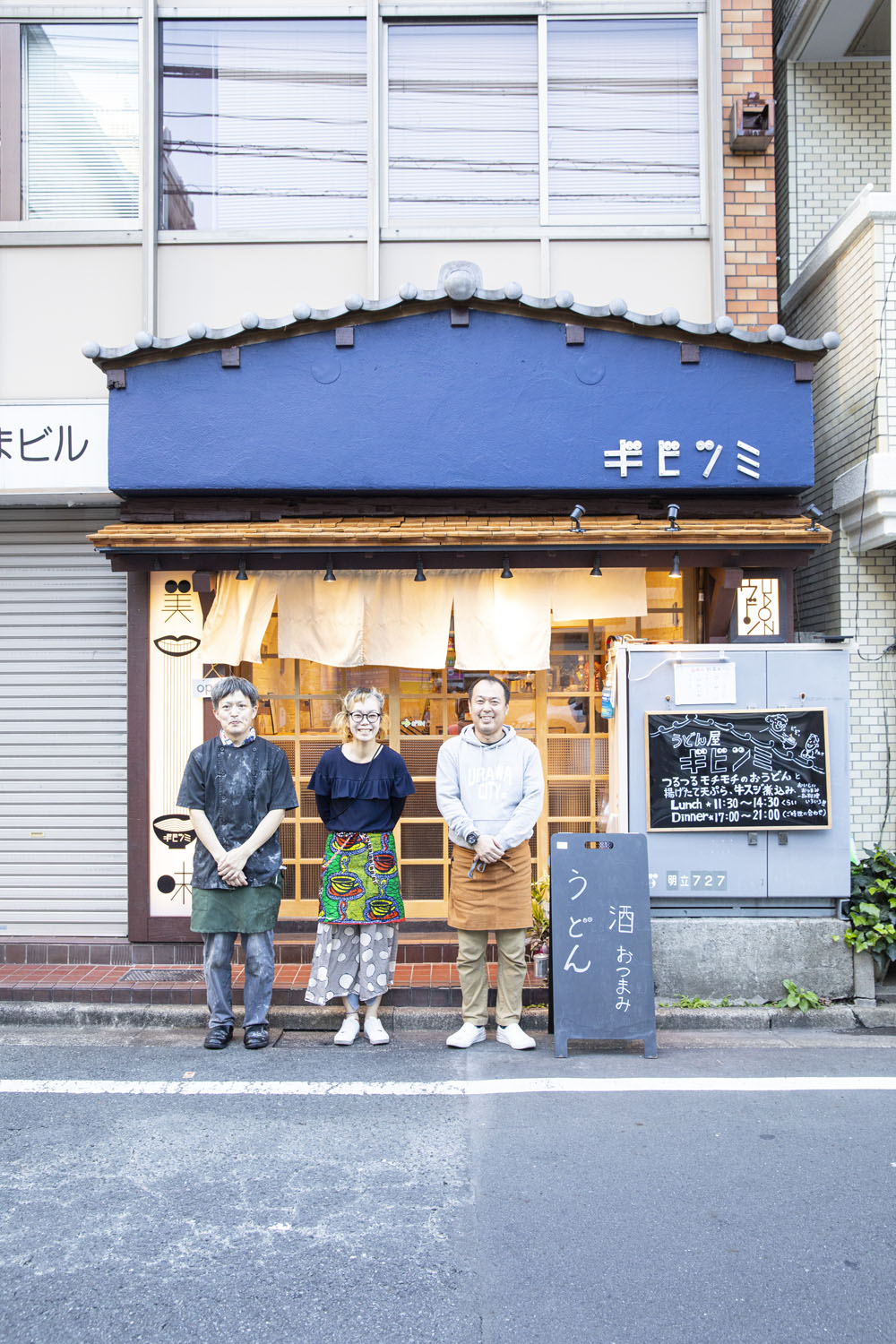 店主・内田さん（中央）は忌野清志郎の大ファン。麺打ち担当の椋木さん（左）は明石出身。